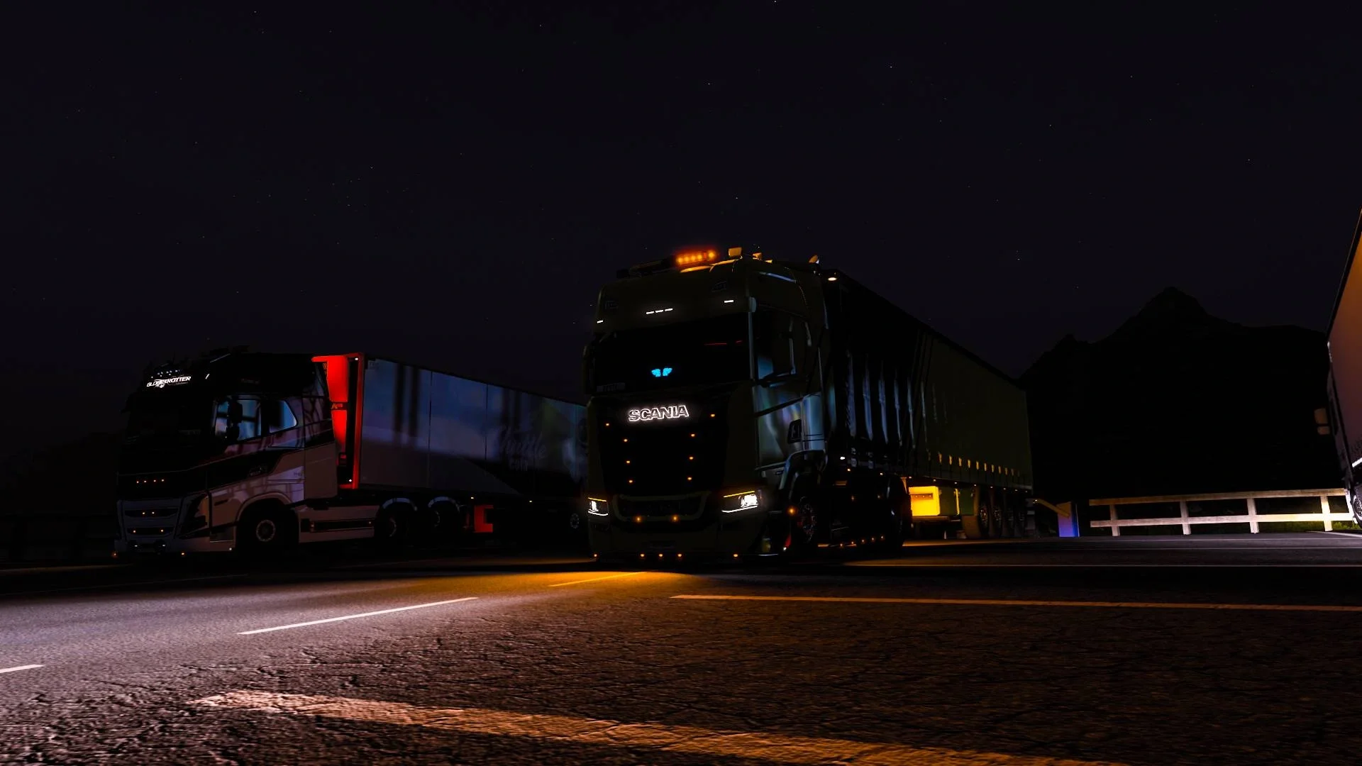 Al caer la noche, un pollito ilumina la carretera con luces y colores imposibles de ignorar